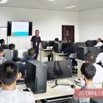 kuliah perdana prodi TRPL, mahasiswa/i masuk kelas mata kuliah analisis dan spesifikasi kebutuhan perangkat lunak
